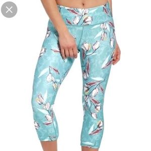 Calia by Carrie Underwood Garden Gate Mid Rise Capris